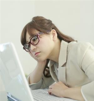 パソコンで目が疲れている女性